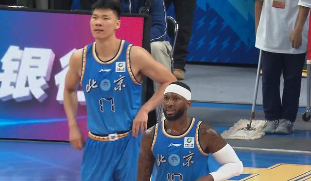 必发体育-太硬了!让了5个人依旧赢了球,难怪人家喊出夺冠,强人独砍23分